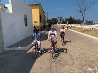 Verrückt nach Meer – Reiseleiter Bernd und seine Kollegin Helen machen auf alten Post-Fahrrädern eine Radl-Tour über die Insel Mosambik, zusammen mit Guide Fernando.