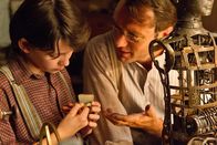 Hugo Cabret – Ein Automaten-Mensch und eine Bauanleitung sind das Einzige, was Hugo (Asa Butterfield, l.) von seinem verstorbenen Vater (Jude Law, r.) geblieben ist. Nach und nach kann der Junge den Automaten, in dessen Brustkorb ein höchst kompliziertes Uhrwerk steckt, reparieren. Doch um die Mechanik in Gang zu setzen, fehlt ein ganz spezieller, herzförmiger Schlüssel ...