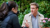 Sturm der Liebe – Vincent (Martin Walde, r. mit Yeliz Simsek, l.) geht traurig davon aus, dass er Ana bald sehr viel seltener sehen wird.