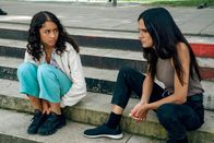 Jenseits der Spree – Sibel Rhens (Samirah Breuer, l.) vertraut sich Mavi (Aybi Era, r.) an. Mavi spürt das Sibel mehr Gefühle für Mike hatte.