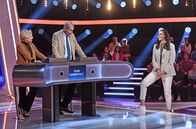 Quizduell-Olymp – Moderatorin Esther Sedlaczek (r.) mit den Kandidat:innen des Teams "Journalisten": Ulrich Wickert (M.) und Sabine Christiansen (l.).