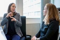 Signes – Signes Avatare und «digital Signers»: Gebärdensprache der Zukunft Natasha Ruf (r.) im Gespräch mit Prof. Sarah Ebling Computerlinguistin der Uni Zürich Copyright: SRF/RTS