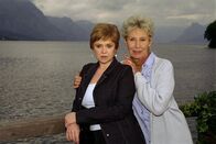 Schlosshotel Orth – (v.li.): Birgit Linauer (Pepi), Lotte Ledl (Anna Kofler).