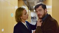 Das Ende der Wahrheit – Dr. Aline Schilling (Claudia Michelsen) versucht, Martin Behrens (Ronald Zehrfeld) aus der Schusslinie zu bringen.