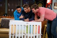 Baby Daddy – ITALIA 1 - 1A TV NELLA FOTO, DA SINISTRA: TAHJ MOWRY (TUCKER DOBBS), JEAN-LUC BILODEAU (BEN WHEELER), DEREK THELER (DANNY WHEELER)