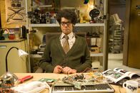 The IT Crowd – Nieuwe Britse sitcom over de driekoppige IT-afdeling van Reynholm Industries in de kelders van een kantorencomplex in centraal Londen. Met: Chris O'Dowd (Roy), Richard Ayoade (Maurice Moss), Katherine Parkinson (Jen), Chris Morris (Denholm Reynholm), Noel Fielding (Richmond Avenal) e.a. Scenario: Graham Lineham