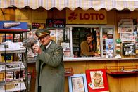 Er ist wieder da – Als ein Kioskbesitzer (Lars Rudolph, r.) mitten in Berlin auf Adolf Hitler (Oliver Masucci, l.) trifft, ist er begeistert, schließlich glaubt er, auf einen besonders guten Schauspieler gestoßen zu sein ...