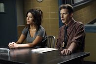 Brooklyn Nine-Nine – Rosa Diaz (Stephanie Beatriz, l.); Jake Peralta (Andy Samberg, r.)