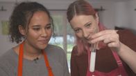 Princess of Science – Elektro- und Informationstechnikerin Johanna macht mit Schülerin Jasmin den Backpulvertest. Was passiert wohl, wenn man Wasser mit Backpulver mischt?