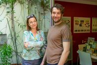 Der Alte – Monika Vogt (Jule Ronstedt) erhofft sich von Martin Kessler (Friedrich Witte) mehr als nur Freundschaft.