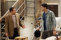 Two and a Half Men – Walden (Ashton Kutcher, r.) hat Liebeskummer. Das macht es für ihn umso schwerer, Alans (Jon Cryer, l.) amouröse Eskapaden als "Jeff Starkmann" zu ertragen ...