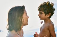 The Kindergarten Teacher – Lisa (Maggie Gyllenhaal, l) überschüttet Jimmy (Parker Sevak) mit Aufmerksamkeit und Zuneigung.