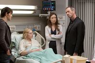 Dr. House – Was fehlt Bloggerin Frankie (Laura Prepon 2.v.l.) nur? Ihr Freund Taylor (Adam Rothenberg, l.) ist ahnungslos. Dreizehn (Olivia Wilde, 2.v.r.) und House (Hugh Laurie, r.) stellen wie üblich wilde Theorien auf ...