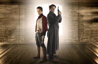 Torchwood – James Marsters, li. als Capt. John Hart und John Barrowman als Capt. Jack Harkness, re. in der zweiten Staffel von Torchwood
