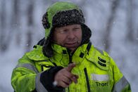 Ice Road Rescue - Extremrettung in Norwegen – Thord is on a solo mission to help a 50-ton truck and trailer filled with huge and heavy pipes. (National Geographic)