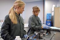 Superspeicher - Power auf Dauer? – Wissenschaftlerinnen mit einer Flow Batterie im französischen Rennes