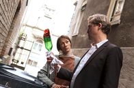 Huck – Huck (Patrick von Blume, r.) findet mit Hilfe von Frau Mürdel (Katharina Gaub, l.) die Mordwaffe.