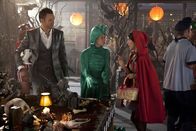 Community – Im Greendale Community College findet eine riesige Halloween-Party statt an der alle Studenten teilnehmen: Jeff (Joel McHale, l.), Britta (Gillian Jacobs, M.) und Annie (Alison Brie, r.) ...