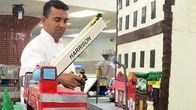 Cake Boss: Buddys Tortenwelt – Buddy placing the sculptures on the Firefighter cake.
