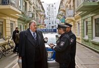 Der Dicke – MDR Fernsehen DER DICKE III. STAFFEL FOLGE 38, "Gefährliches Spiel" Uhr. Gregor Ehrenberg (Dieter Pfaff, l.) wird von zwei Polizisten (Komparsen) aufgehalten und muß seinen Ausweis zeigen. Hat er Hausfriedensbruch begangen?
