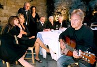 Der Winzerkönig – Trauern um Claudia v.li.: Anna Stickler (Emily Cox), Johanna Stickler (Carin C. Tietze), Thomas Stickler (Harald Krassnitzer), Andrea Plattner (Katharina Stemberger), Blasius Schmalzl (Branko Samarovski), Hermine Schnell (Christine Ostermayer), Gottfried Schnell (Wolfgang Hübsch), Martin Strasser (Wolfram Berger).