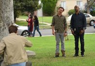 Lethal Weapon – Müssen es mit einem Verschwörungstheoretiker aufnehmen, der behauptet, Elvis lebe und kontrolliere den Verkehr: Murtaugh (Damon Wayans, r.) und Riggs (Clayne Crawford, l.) ...