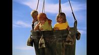 Pippi Langstrumpf – Pippi (Inger Nilsson, M.) und ihre Freunde Annika (Maria Persson, r.) und Tommy (Pär Sundberg, l.) flüchten in einem Ballon vor den Polizisten.