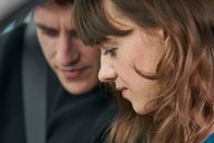 Normal People – Connell (Paul Mescal) und Marianne (Daisy Edgar-Jones) verbringen wieder mehr Zeit zusammen. Schnell wird den beiden klar, dass sie mehr als nur Freunde sind.