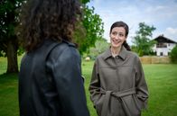 Sturm der Liebe – Carolin (Katrin Anne Heß, r.) gesteht Vanessa (Jeannine Gaspár, l.), dass ihr Verhältnis zur Ehe eher zwiespältig ist.