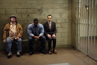 The Big Bang Theory – Howard entdeckt, dass Sheldon (Jim Parsons, r.) wegen eines Fahrvergehens eine Vorladung vor Gericht bekommen hat. Sheldon weigert sich, das Bußgeld zu bezahlen und verteidigt sich vor Gericht selbst. Mit verheerenden Folgen ...
