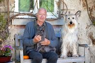 Fuchs und Gans – ARD HEITER BIS TÖDLICH - FUCHS UND GANS, FOLGE 1 (WH.), "12 Uhr Mittags" Uhr im ERSTEN. Urban Fuchs (Peter Bongartz), frühpensionierter, kauziger Kriminalhauptkommissar lebt mit seinem Hund Herr Kaiser und Katze Cassandra in dem romantischen Stadtrandhaus, das Emily Gans von ihrer Tante geerbt hat. Der eigensinnige und eigenbrötlerische Wohngenosse pocht auf sein Wohnrecht auf Lebenszeit und versucht, die neue Eigentümerin und Mitbewohnerin mit Tat und spitzem Wort zu vergraulen.