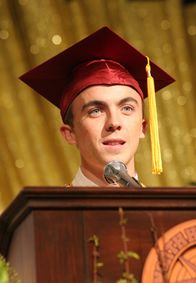 Malcolm mittendrin – Malcolm (Frankie Muniz) hält eine Rede vor dem Abschlussjahrgang ...