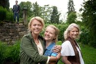 Akte Ex – Kommissarin Kristina Katzer (Isabell Gerschke, l.) lebt mit ihrer 13-jährigen Tochter Jule (Anna Krajci, M.) bei ihrer Mutter Elli Katzer (Rita Feldmeier, r.) auf einem idyllischen Weingut. Dass ihr neuer Kollege Lukas Hundt (Oliver Franck, im HG) Jules Vater ist, weiß allerdings niemand - und schon gar nicht er selbst.