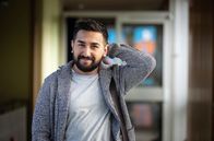 Almania – S√úDWESTRUNDFUNK ALMANIA - Comedian Phil Laude spielt Frank Stimpel, 28 Jahre alt und der deutscheste Lehrer Deutschlands. Korrekt, regel- besessen, laktoseintolerant ‚Äì ein unbeirrbarer ¬ªAlman¬´. Zeyhun Demirov in der Rolle Yunus Firat. ¬