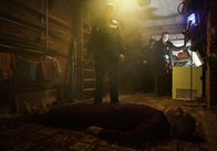 Wild Bill – Sean Cobley (Anthony Flanagan, l.), Muriel Yeardsley (Bronwyn James, r.) und Troy Drakes (Divian Ladwa, M.) machen eine schreckliche Entdeckung.