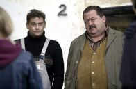 Die Rosenheim-Cops – Korbinian Hofer (Joseph Hannesschläger, re.) ist sich sicher, dass Anton Thalhauser (Martin Feifel) nicht nur wegen des Stromausfalls seine Tiefkühltruhen leer geräumt und gereinigt.
