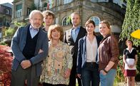 Hotel Heidelberg – ARD Degeto HOTEL HEIDELBERG - KRAMER GEGEN KRAMER Uhr im ERSTEN. Um ihr Hotel vor der Pleite zu retten, muss die ganze Familie Kramer an einem Strang ziehen. Von links nach rechts: Günter (Rüdiger Vogler), Jeremy (David Nolden), Hermine (Hannelore Hoger), Stefan (Stephan Grossmann), Annette (Ulrike C. Tscharre), Florine (Nele Kiper), im Hintergrund: Margozata (Justine Hauer)