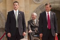 8 Blickwinkel – Kent Taylor (Matthew Fox, li.) und Thomas Barnes (Dennis Quaid, re.)