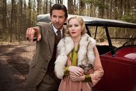 Serena – Frisch verheiratet ziehen Serena (Jennifer Lawrence, r.) und George Pemberton (Bradley Cooper, l.) Ende der 1920er Jahre in die Great Smoky Mountains in North Carolina. Ihr Traum ist es, dort ein Holzfäller-Imperium aufzubauen, was ihnen auch gelingt - für einen hohen Preis ...