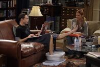 The Big Bang Theory – Nachdem Sheldon (Jim Parsons, l.) gemeinsam mit Leonard eine Rede vor Studenten hat, wird er von Ramona Nowitzki (Riki Lindhome, r.) bedrängt, die nach und nach die Führung über sein Leben übernimmt ...