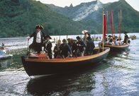 Die Bounty – WDR Fernsehen DIE BOUNTY, "The Bounty", Spielfilm, USA 1984, Regie Roger Donaldson Uhr. Mit großer Verzögerung erreicht Kapitän Bligh (Anthony Hopkins, li.) mit seiner Mannschaft Tahiti und geht mit einer Delegation an Land.
