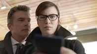 Man Seeking Woman – Joel Greenberg (Peter Gallagher, l.); Liz (Britt Lower, r.)