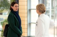 In aller Freundschaft – Dr. Ina Schulte (Isabell Gerschke, re.) wundert sich, dass Klinikleiterin Prof. Dr. Maria Weber (Annett renneberg, li.) nach nur zwei Wochen Auszeit wieder in der Sachsenklinik anfängt.