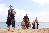 Death in Paradise – Teresa (Amanda Root, r.), Henri (Georges Corraface, M.) und Francis (Adrian Lukis, l.) schienen ein harmonisches Team zu sein. Nun stellt sich jedoch die Frage, ob einer seiner engsten Vertrauten Francis Tod wollte.