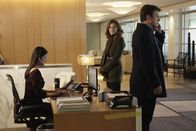 Castle – Die Rezeptionistin (Jae Jung, l.) der "Universal Banking Solutions? empfängt Castle (Nathan Fillion, r.) und Beckett (Stana Katic, M.). Noch ahnen sie nicht, dass der Besuch eine plötzliche Wendung nehmen wird ...; Die Rezeptionistin (Jae Jung, l.) der "Universal Banking Solutions? empfängt Castle (Nathan Fillion, r.) und Beckett (Stana Katic, M.). Noch ahnen sie nicht, dass der Besuch eine plötzliche Wendung nehmen wird ...