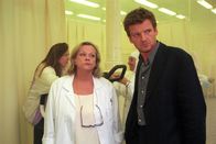Der See – Marianne Mendt, Gabriel Barylli. Nach Jahrzehnten der Abwesenheit kommt der Handlungsreisende Paul Eck jun. in seine Heimatgemeinde, nach Podersdorf am Neusiedler See, wo er bis zur Scheidung seiner Eltern die Kindheit verbracht hatte. Sein noch immer hier lebender Vater kehrt nach einem Segelausflug nicht mehr zurück. Einige unaufgeklärte Morde, das Verschwinden von Paul Eck sen. und die Bemühungen von Paul Eck jun., seine Identität zu verbergen, machen ihn der Polizei als Täter verdächtig.