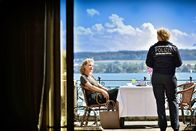 WaPo Bodensee – Nele Fehrenbach (Floriane Daniel, r.) verhört Gina Kleber (Barbara Melzl, l.), die ein starkes Motiv hat.