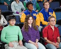 The Goldbergs – Vorne: Adam Goldberg (Sean Giambrone, r.), Emmy Mirsky (Stephanie Katherine Grant, 2.v.r.)