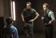 Hawaii Five-0 – Ein Flugzeug mit vier Leichen an Bord landet. Von dem Terroristen (Michael Irby, l.), der sich ebenfalls an Bord befand, fehlt jedoch jede Spur. Die CIA beauftragt das Five-0-Team um Steve (Alex O'Loughlin, M.) und Danny (Scott Caan, r.), ihn zu finden, bevor er eine Attacke auf US-Boden verüben kann.