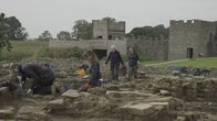 Schätze des Römischen Reichs – Die Archäologen Penny Trichler, Marta Alberti, Bridget Watson und Bethany Hughes arbeiten an Ausgrabungen im römischen Kastell Vindolanda in Hexham, England.